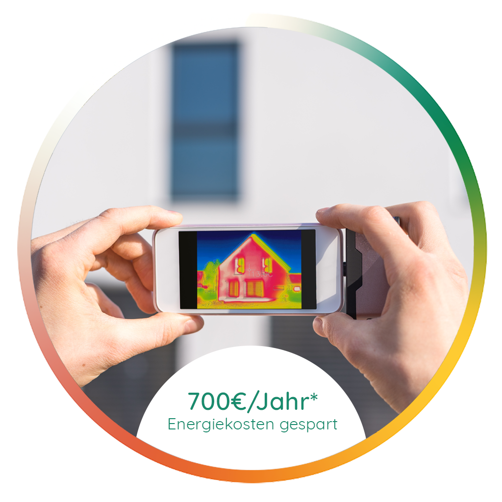 Person hält ein Smartphone, das ein thermografisches Bild eines Hauses zeigt, mit dem Hinweis: 700 € pro Jahr Energiekosten gespart.